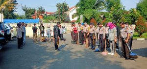 Bersihkan Lingkungan, Kapolsek Tansa Polresta Bogor Kota dan Warga Giat Gotong Royong