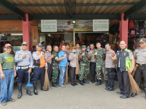 Polsek Bogor Barat Bersama TNI Bersihkan Lingkungan Pasar dan Masjid