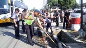 Polsek Ciawi Polres Bogor Bersihkan Lingkungan Mako dan RSUD, Cegah Penyebaran Covid 19