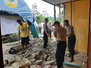 Sat. Sabhara Polres Sukabumi Bersama Brimob Polda Jabar Laksanakan Bantuan Terdampak Bencana