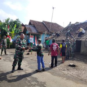TNI Bersama Warga Gotong Royong Bedah Rumah Pak Kajawi