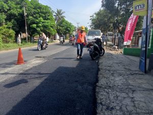 Perbaikan Jalan Cikalong-Cilamaya Karawang Kini Diperbaiki Oleh PT. AUS (Abadi Utama Sukses)