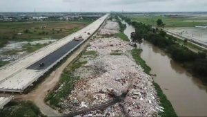 Waah…, Tumpukan Sampah Di Bantaran Sungai CBL Sepanjang 1 Kilometer