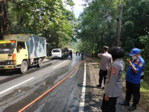Cegah Kecelakaan, Personel Polsek Cigasong Bersihkan Oli Bus Pariwisata yang Tumpah