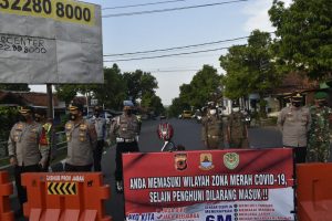 Zona Merah Covid-19, Polresta Cirebon Lakukan Penyekatan Sejumlah Ruas Jalan di Kecamatan Sumber