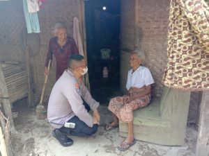 Kapolres Majalengka Berikan Bantuan Sembako Kepada Nenek Majati yang Hidup Sebatangkara