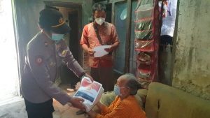 Polresta Cirebon Bagikan 200 Paket Beras di Desa Sindangjawa dan Bobos