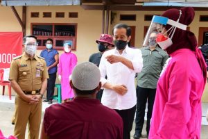 Presiden Jokowi Door to Door Tinjau Vaksinasi di Kota Cirebon