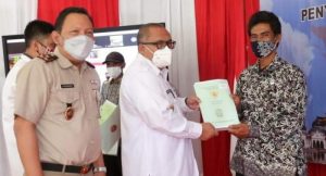 Bupati Sukabumi Serahkan Sertifikat Redistribusi TORA Tahun 2021