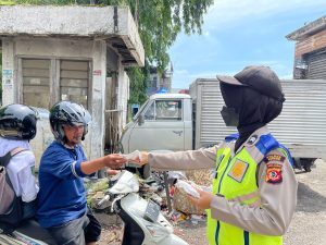 Polwan Polres Subang Gelar Patroli Prokes dan Bagikan Masker