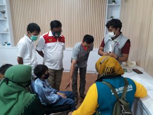 Dinsos Kab Bogor dan Yayasan WAFCAI Kembali Salurkan Kursi Roda Bagi Penyandang Disabilitas