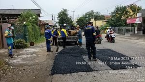 Menjelang Bulan Ramadhan Pemda Karawang Melalui Dinas PUPR Memperbaiki Jalan Cikalong – Cilamaya
