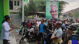 Jum’at Berkah, Pepep Bersama Pengurus DPC PPP Majalengka, Bagikan Puluhan Sembako Untuk Abang Becak