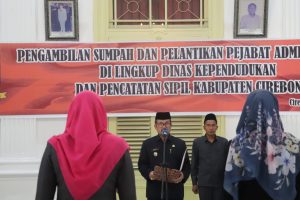 Lantik Dua Pejabat Eselon III di Lingkup Disdukcapil, Bupati Cirebon: Layani Masyarakat dengan Baik