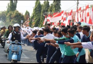 Kendarai Motor Vespa, Ridwan Kamil Resmikan Tapal Desa Leuit Juara di Kabupaten Cirebon