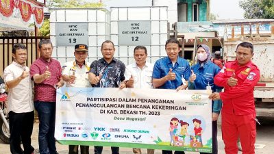 Kasie Trantib Kecamatan Serang Baru Kawal Pendistribusian Air Bersih ke Desa Nagasari