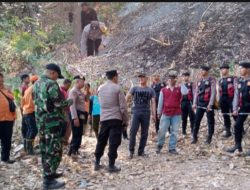 Dibantu Relawan, Polsek Dukupuntang Blusukan Padamkan Karhutla di Desa Ujungberung Majalengka