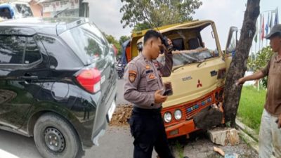 BREAKING NEWS: Hindari AYLA, Truk Bermuatan Listing Tanah Tabrak Trotoar Jalan dan Pohon di Depan Kantor KPU Cirebon, Begini Kronologinya