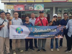 Ramadhan Berbagi, Pengurus DPW IWO Jawa Barat Bagikan Takzil di Sejumlah Kota
