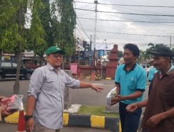 Jelang Arus Mudik, IWO Jawa Barat Bagikan Takzil untuk Porter Stasiun Kejaksan Kota Cirebon