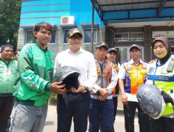 Meriahkan Harhubnas 2024, Dishub Kabupaten Cirebon Bagi-Bagi Helm Gratis Kepada Puluhan Ojol