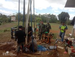 Pastikan Air Mengalir, Dansatgas TMMD Ke 125 Tinjau Langsung Pembuatan Sumur Bor di Kp. Cisireum